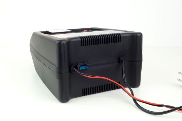 Cargador para batería con indicador (fusíble) 12A, 12V AMiO SBC-12A
